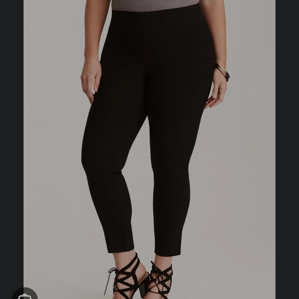 Torrid NWT Pixie Ponte Black Pull on Legging Slim Fit Pants Plus Size 0 Short